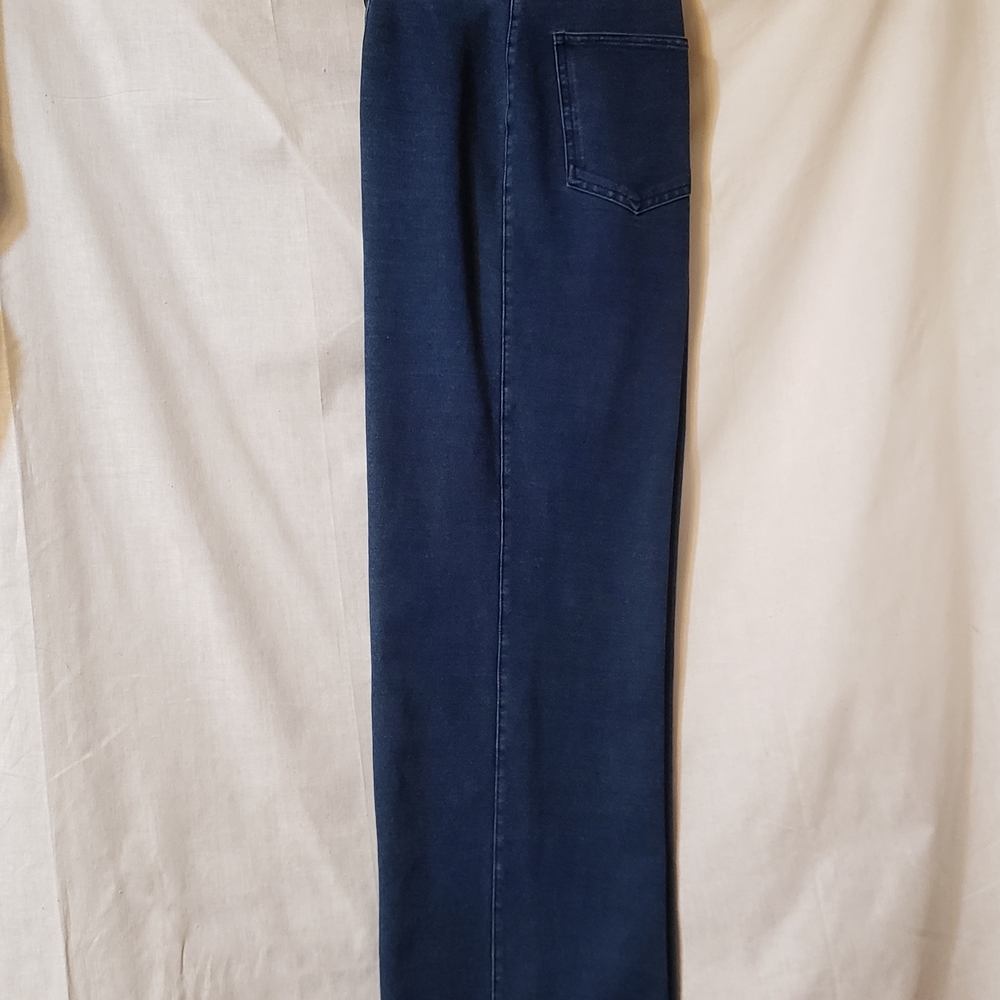 Peter Nygard Women's Straight Leg Jeans in Navy